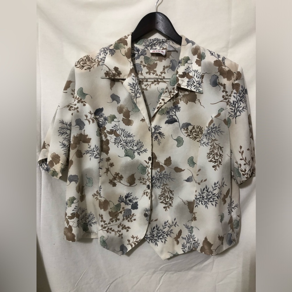 Women’s shirt sleeve blouse